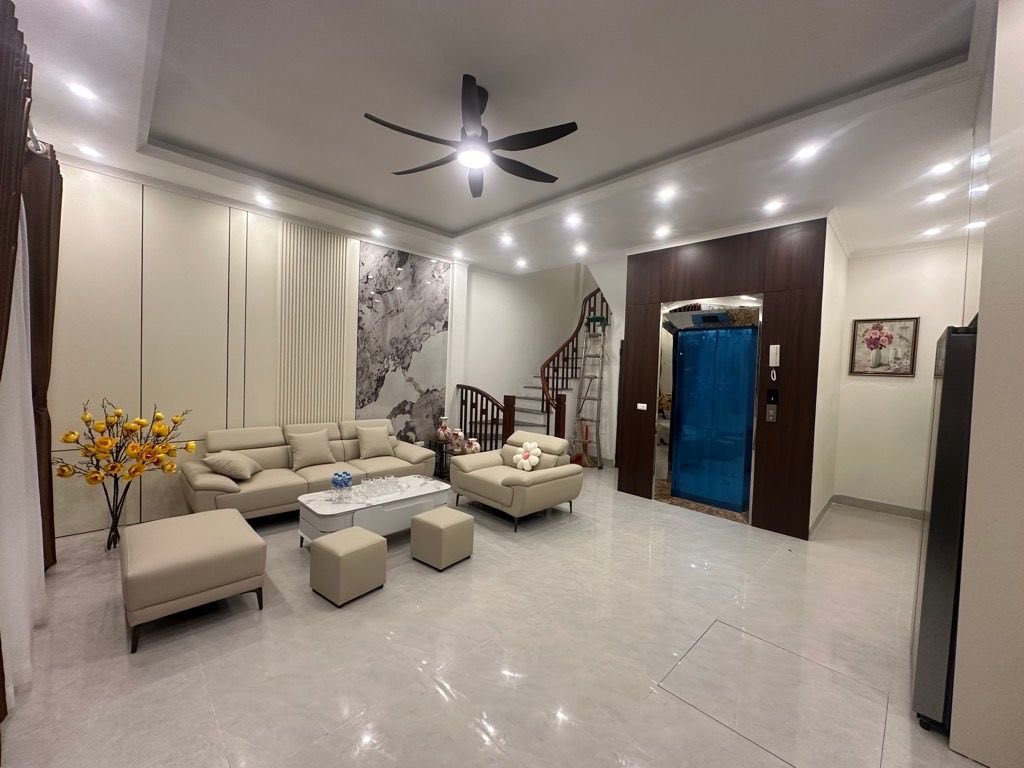 Nhà 5 tầng thang máy full nội thất, ô tô đỗ cửa tại Việt Hưng, Long Biên