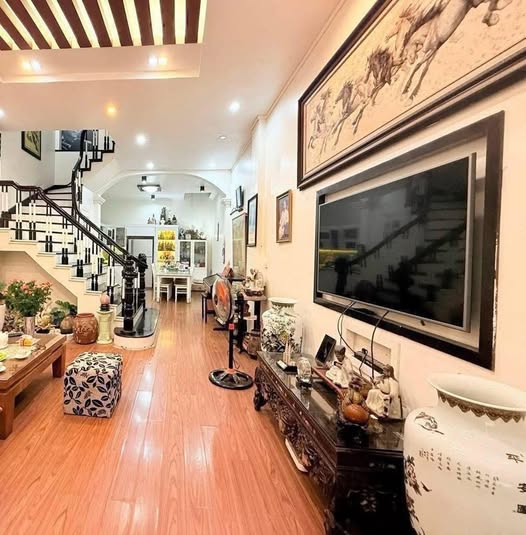 Bán nhà 3 mặt thoáng, ô tô đỗ cửa, mặt tiền 4.8m tại Thái Hà, Đống Đa