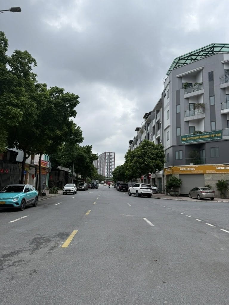 Nhà 6 tầng thang máy, gara ô tô 7 chỗ tại Lý Sơn, Long Biên, 11,2 tỷ