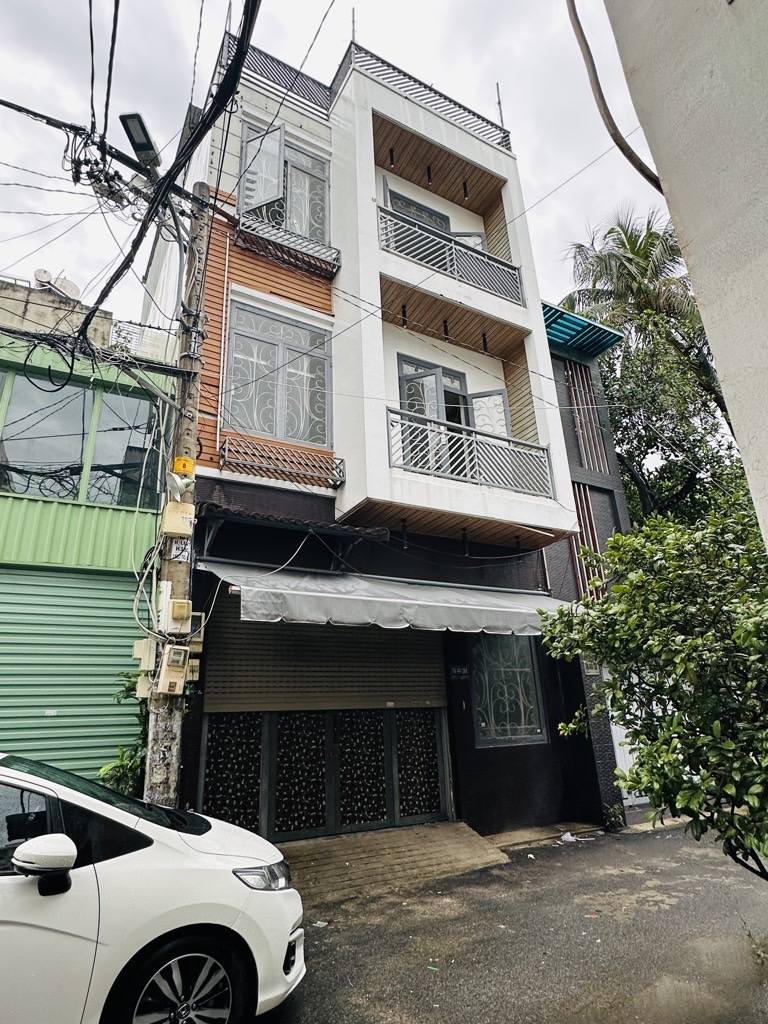 Ngôi nhà 4 tầng tọa lạc tại hẻm xe hơi 6m thông thoáng, thuộc đường Nguyễn Văn Khối, Phường 11