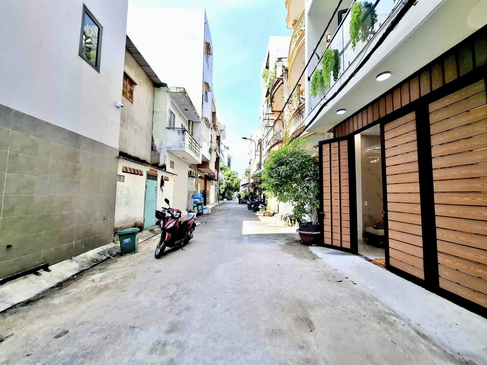 Nhà 3 tầng đẹp, full nội thất, hẻm xe tải 5m, giáp Đầm Sen, giá 8.4 tỷ