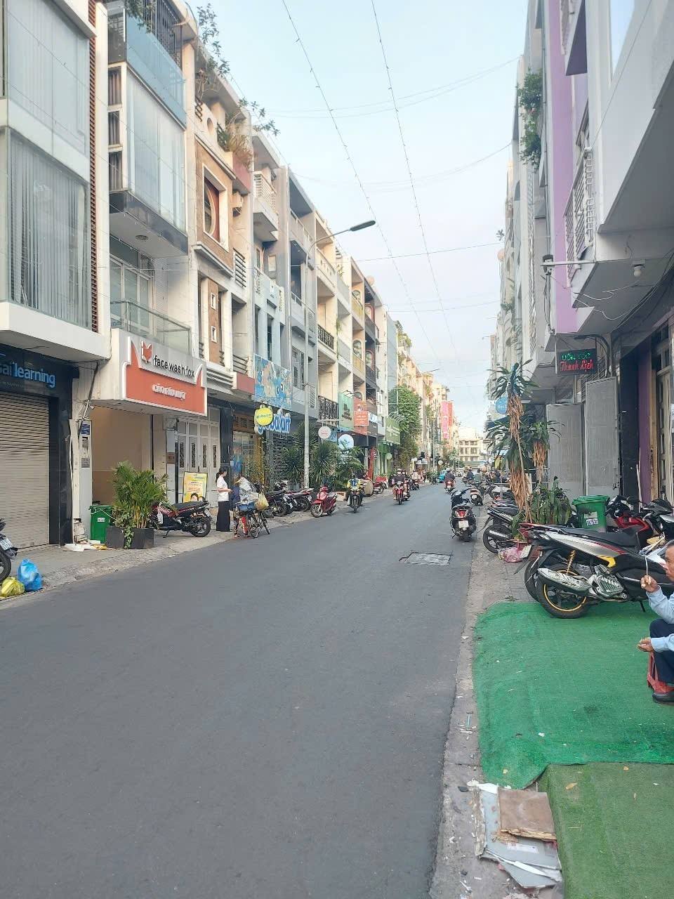 Bán nhà mặt tiền kinh doanh đường Hoa Lan, Phú Nhuận, 50m2, 5 tầng, ngang 4.5m, có hầm