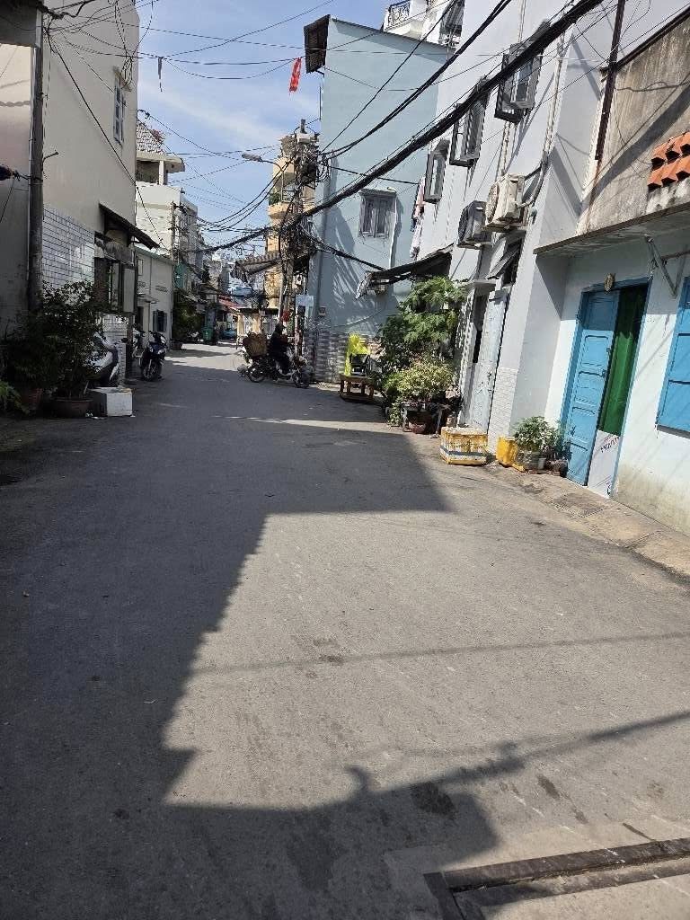 Nhà đẹp như tranh vẽ, tọa lạc ngay mặt tiền Âu Cơ, Quận 3