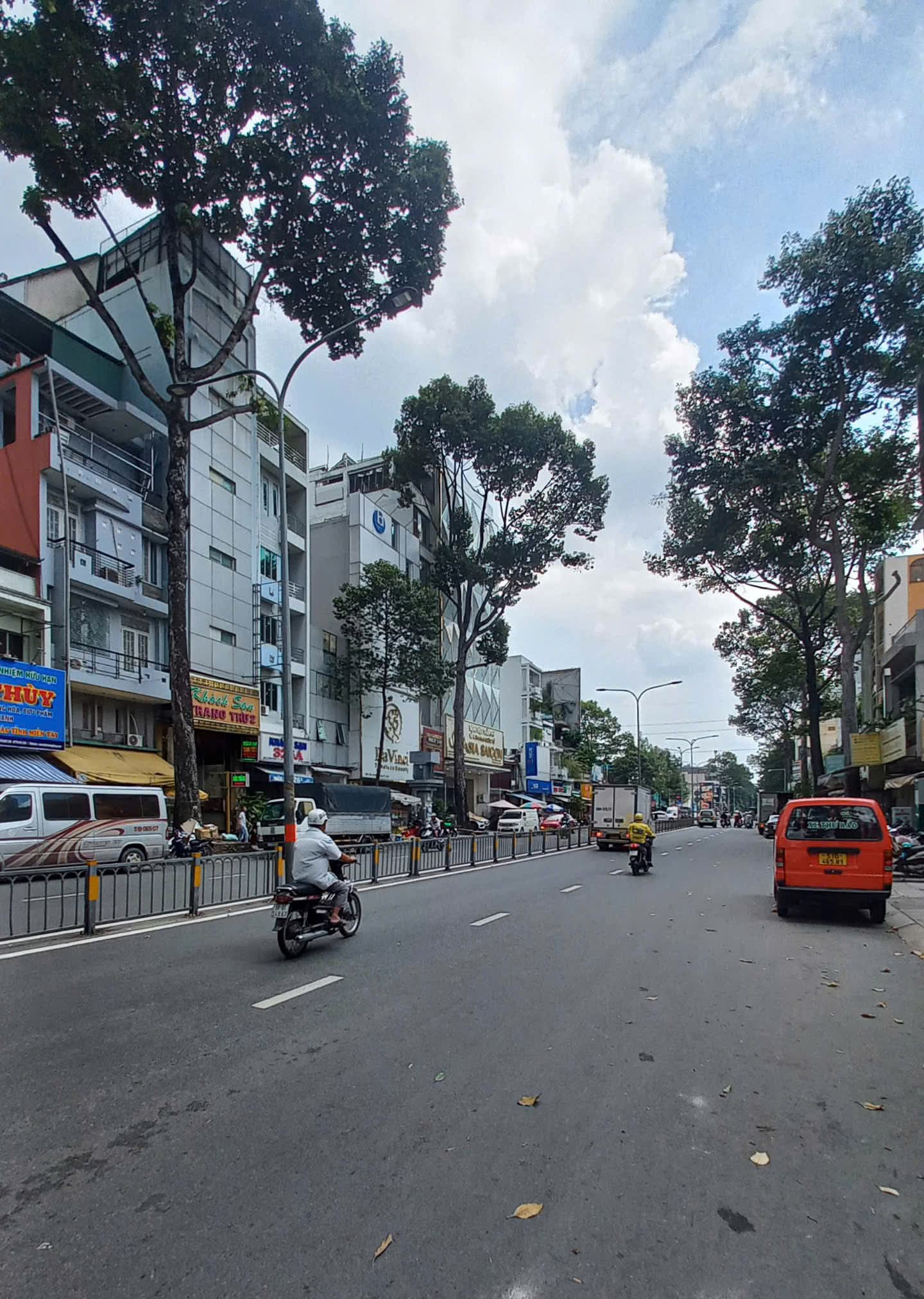 Tọa lạc tại vị trí đắc địa, ngay ngã tư Lê Hồng Phong - Hùng Vương sầm uất