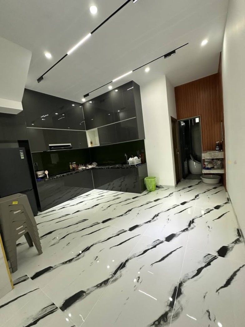 Bán nhà 4 tầng thang máy, 6 phòng ngủ, full nội thất, gần biển Sơn Trà - Giá tốt