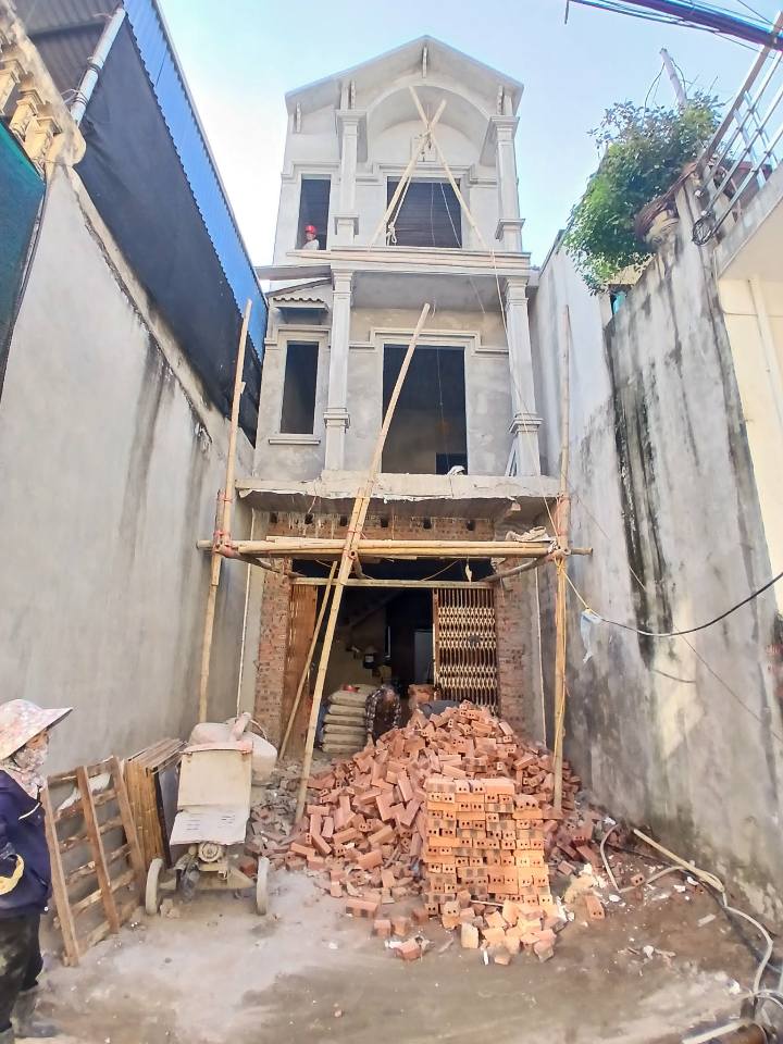 Bước vào căn nhà 3 tầng tại Đặng Việt Châu, bạn sẽ cảm nhận ngay sự thoáng mát và hiện đại