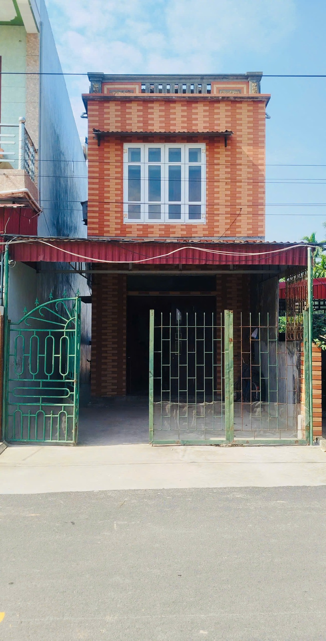 Nhà 2 tầng mặt tiền 5m, 2 ô tô tránh, 193m2 đất, giá 2.5 tỷ chốt nhanh