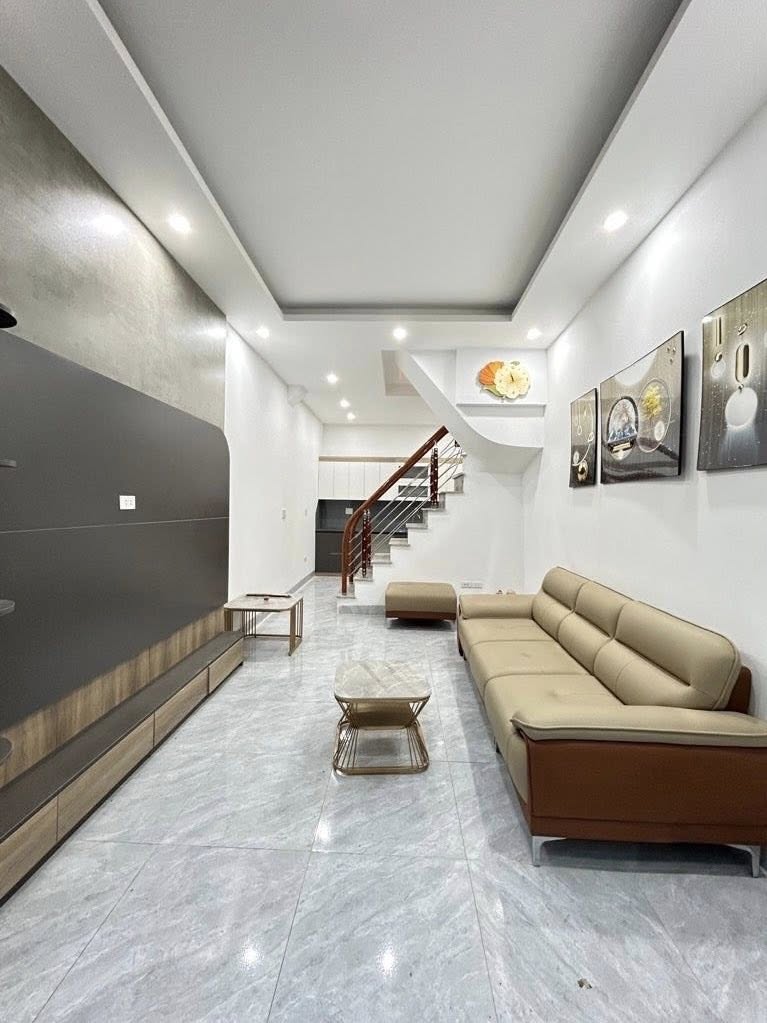 Nhà có 2 mặt thoáng, cách ô tô 20m, nằm sát mặt phố Tam Trinh, gần cầu Kim Ngưu