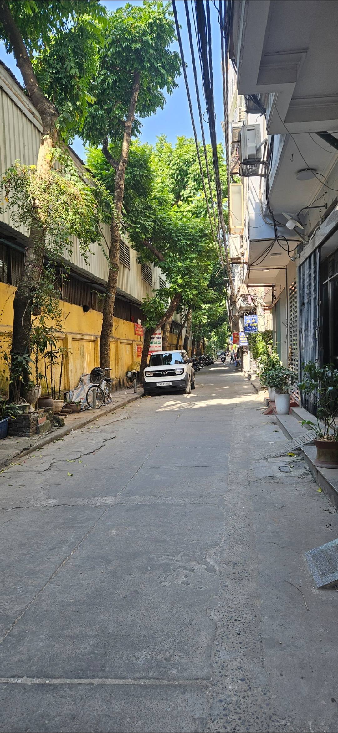 Tọa lạc tại con ngõ Láng Hạ rộng rãi, thoáng đãng như đường phố