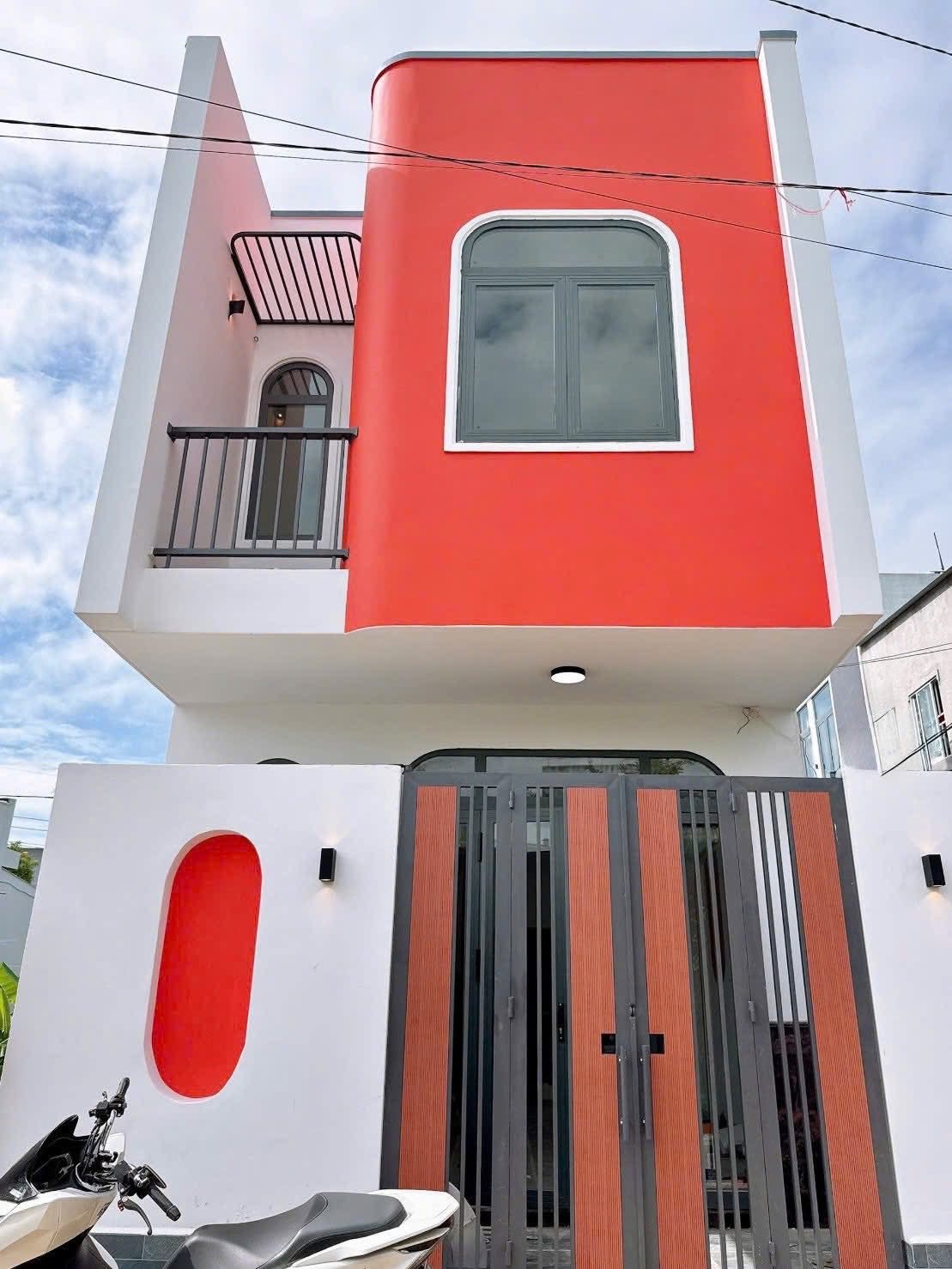 Nhà góc 2 mặt tiền khu dân cư 923 Cần Thơ, tặng full nội thất, giá thương lượng