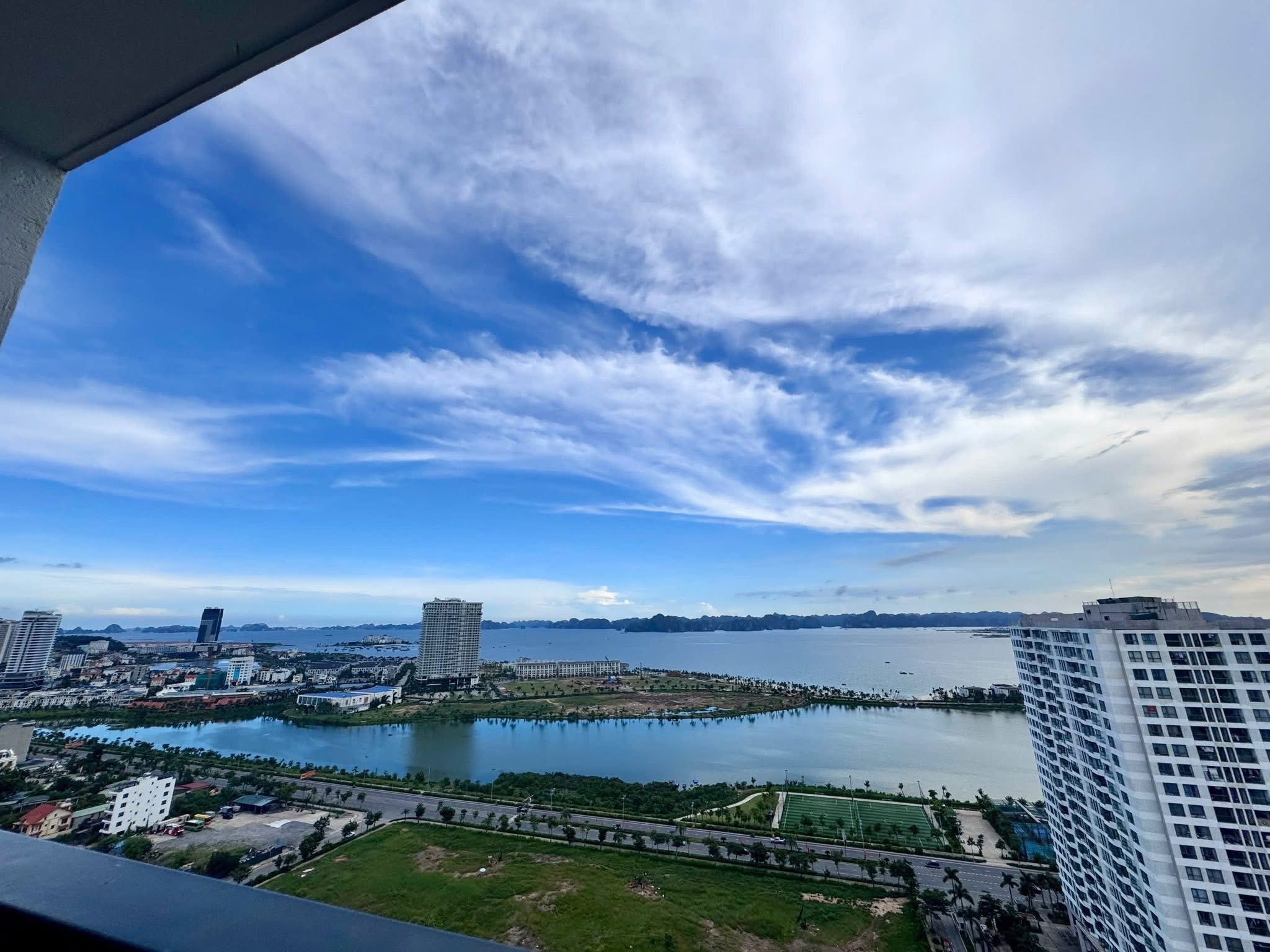 Căn góc 2 phòng ngủ Greenbay Garden Hạ Long, view biển triệu đô