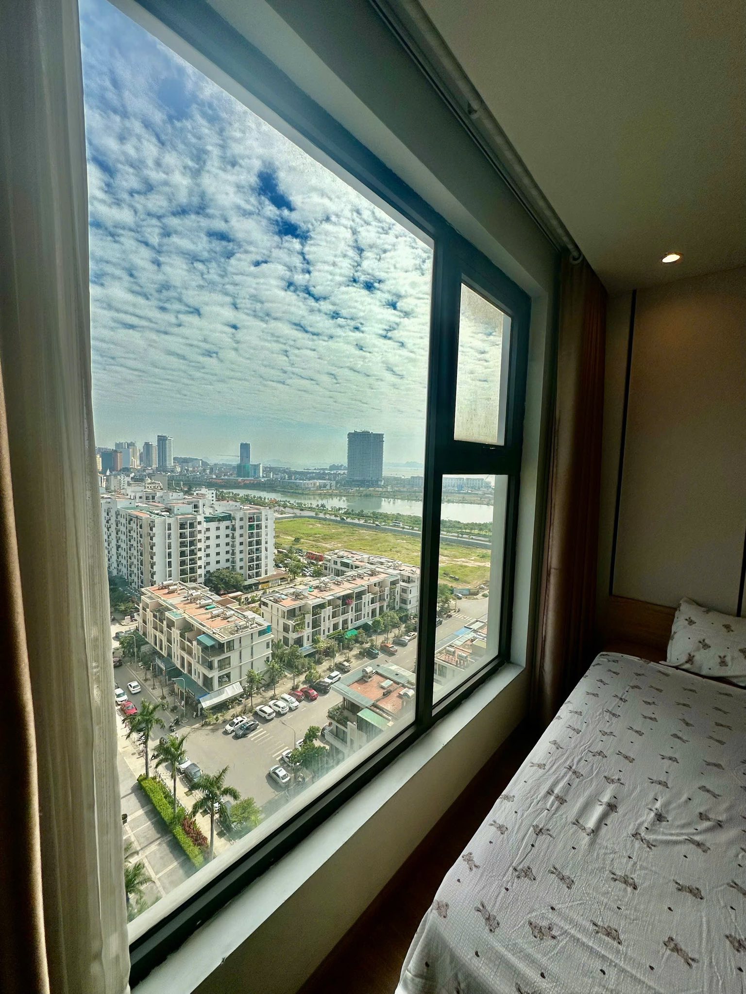 Cho thuê chung cư Green Bay Garden Hạ Long, 1 phòng ngủ, hướng Đông Nam, full nội thất, giá cực sốc