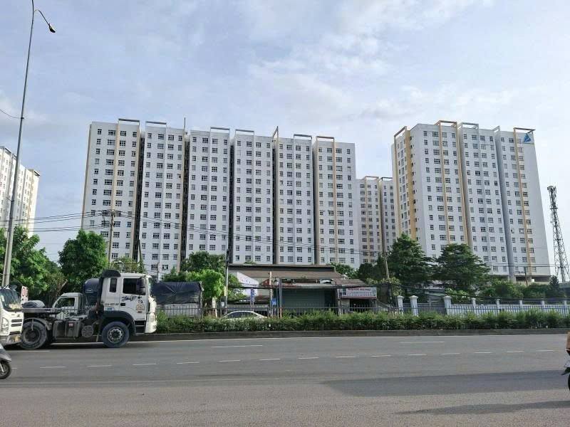 Bán đất tặng nhà mới xây, ngang 6.7m, hẻm xe hơi 4m, gần chợ nông sản Thủ Đức