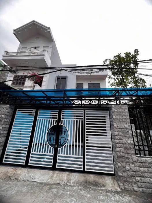 Bán nhà góc 140m2, 3 phòng ngủ, 200m ra nhà hàng, 300m ra trường học