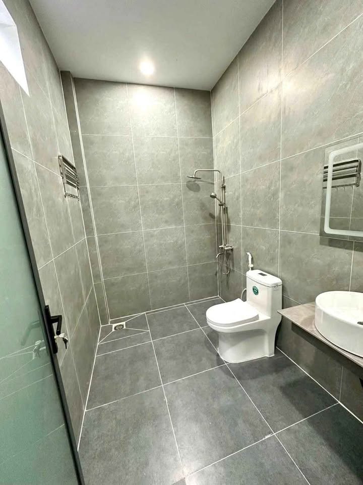 Nhà mới 5x20m, 2 ngủ, có sân đậu ô tô, Rạch Giá, Kiên Giang - 1.79 tỷ