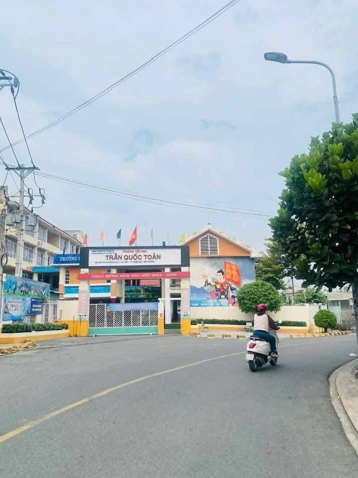 Bán nhà lầu tại Lái Thiêu, 3 phòng ngủ, 42m2 thổ cư, giá 1.9 tỷ, gần chợ, trường học