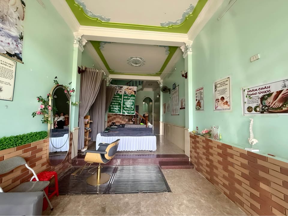 Bán nhà 3 tầng ngay trung tâm thành phố Lào Cai, đường Nhạc Sơn, 80m2, giá 3.4 tỷ