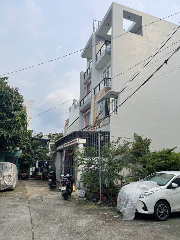 Nhà phố 4 tầng kiên cố, tọa lạc tại khu dân cư dân trí cao, gần chợ Lê Văn Quới