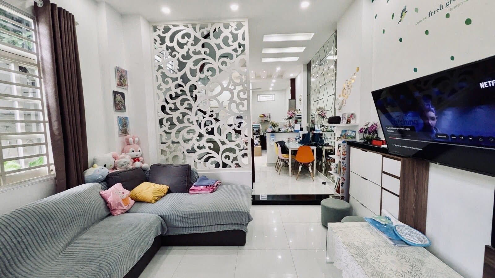 Nhà Nguyễn Hoàng 5 tầng, 3 bước ra ô tô tránh, giá 8 tỷ