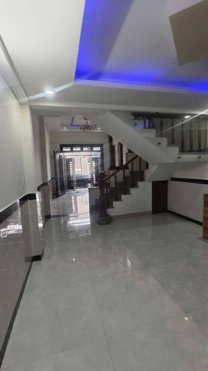 Nhà xây dựng kiên cố 1 trệt 1 lầu với 3 phòng ngủ, tọa lạc tại Phường Đông Hòa