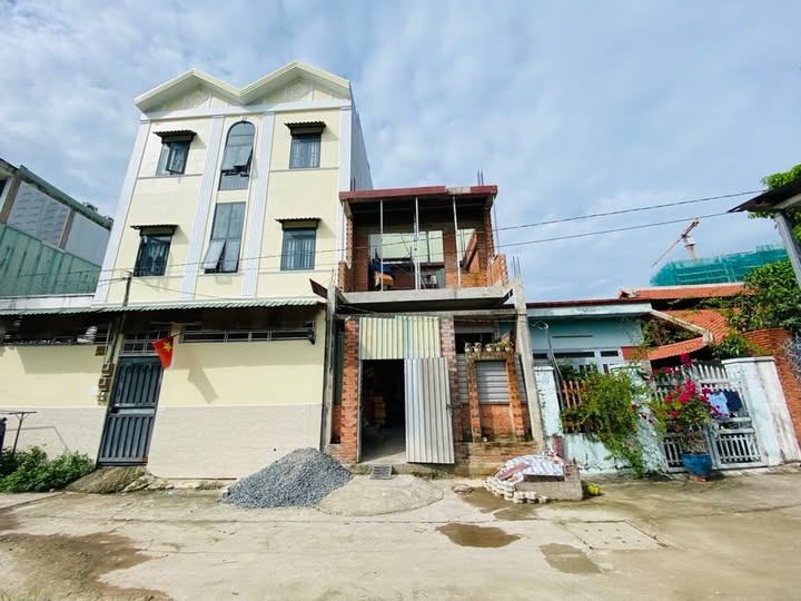 Nhà Quận 9 - Thô mà "chất", xây theo ý, ô tô "lượn", giá "hời"