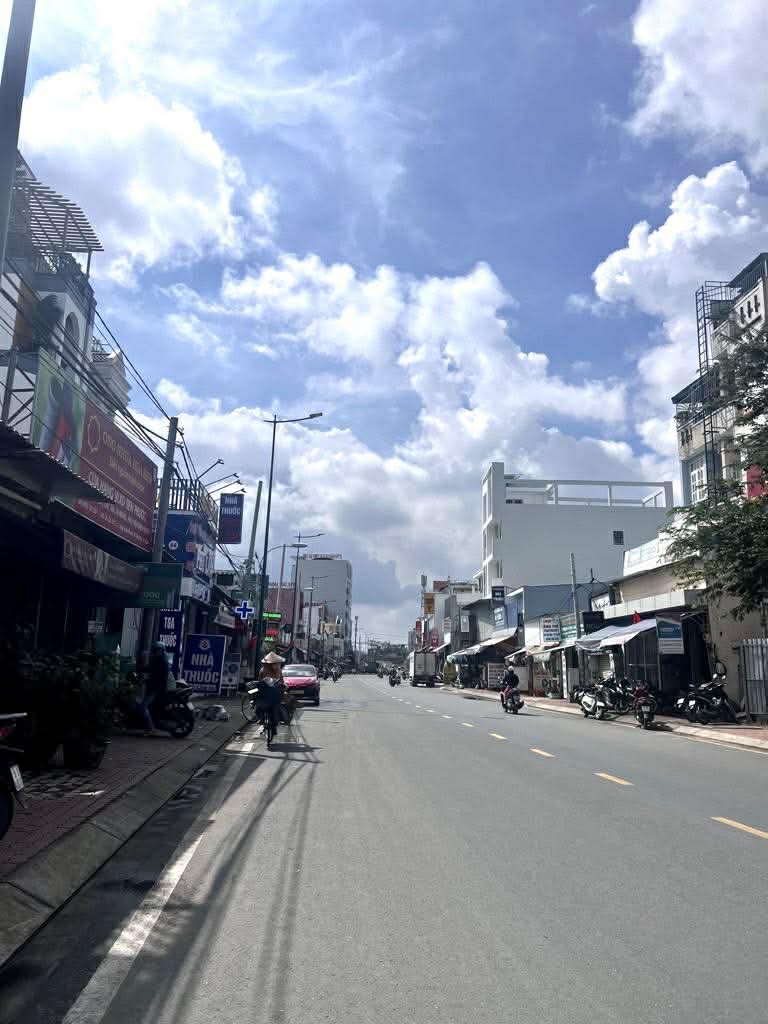 Nhà 5m x 13m Quốc lộ 13 cũ, 3 lầu, 5 phòng ngủ, tặng nội thất, giá nhỉnh 9 tỷ, sổ hồng sẵn sàng