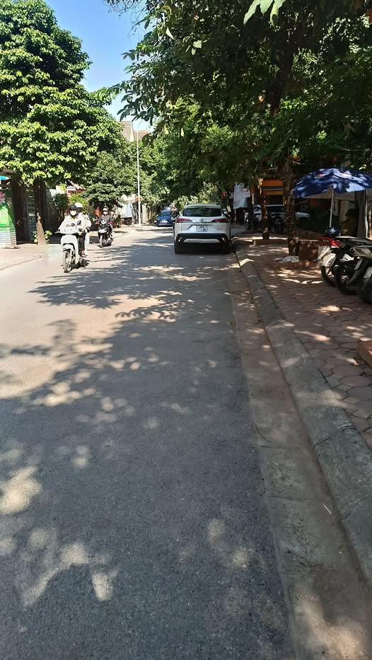 Tọa lạc tại trung tâm Tân Triều, Thanh Trì, Hà Nội, căn nhà này mang đến một không gian sống lý tưởng