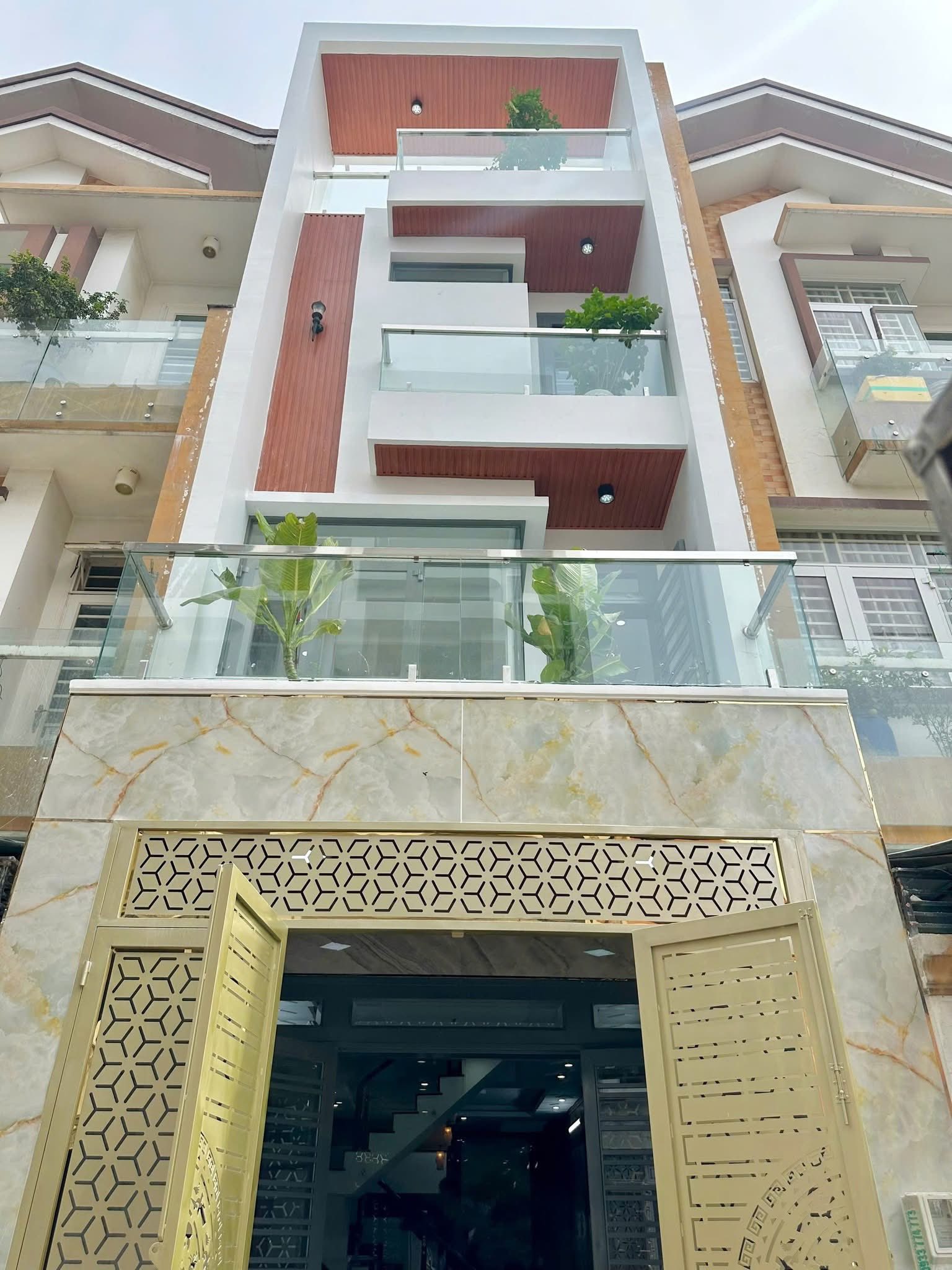 Nhà mới xây 4x14m, 1 trệt 3 lầu, sân thượng, đường 8m tại Bình Tân