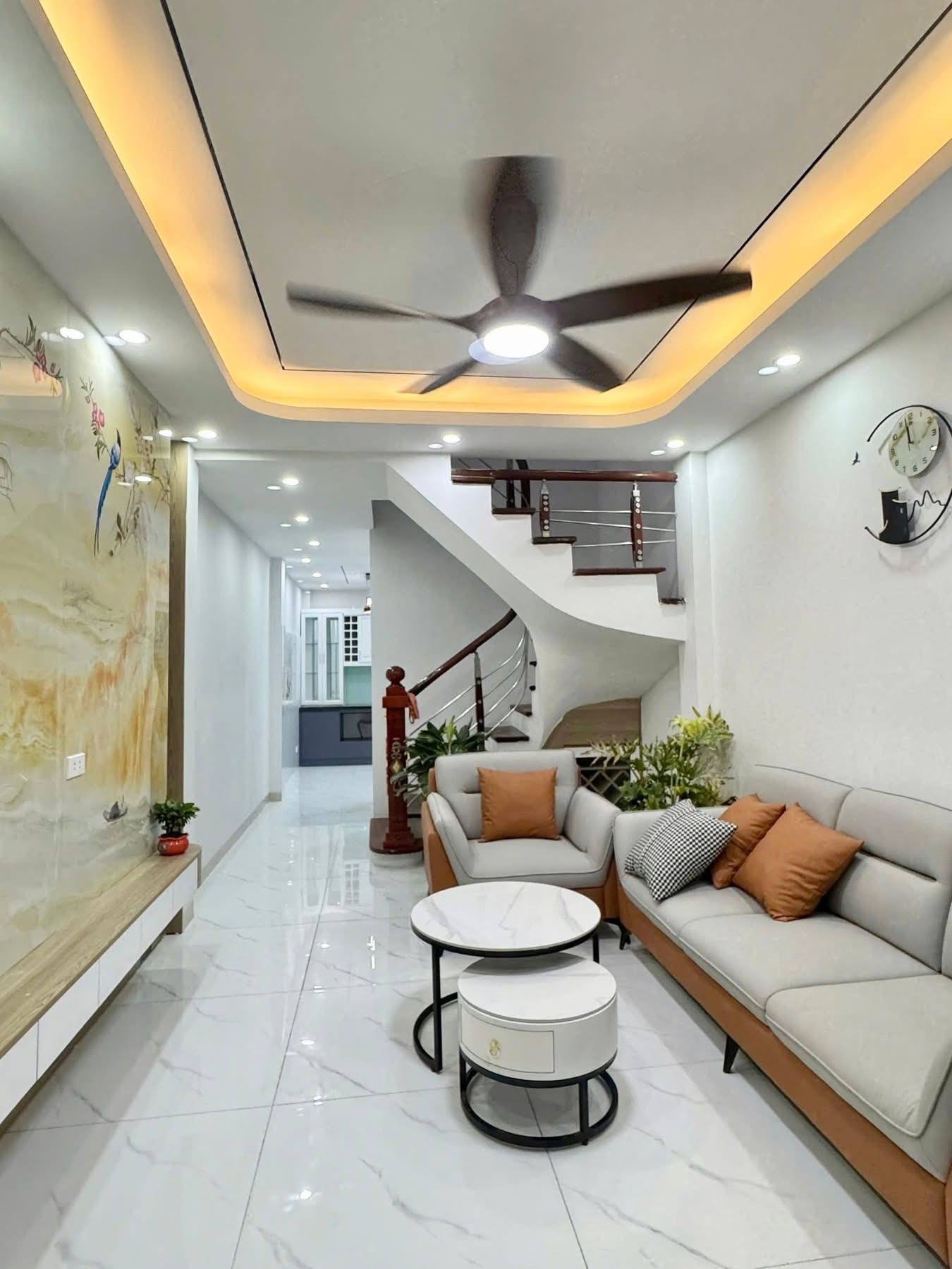 Bán nhà Văn Tiến Dũng, 34m2, ô tô đỗ cổng, sát phố