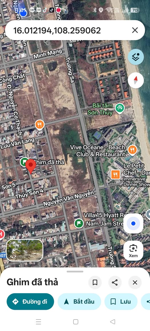 Đất nằm trên trục đường thông thoáng, rộng rãi, chỉ vài bước chân là chạm tới bãi biển Sơn Thủy thơ mộng