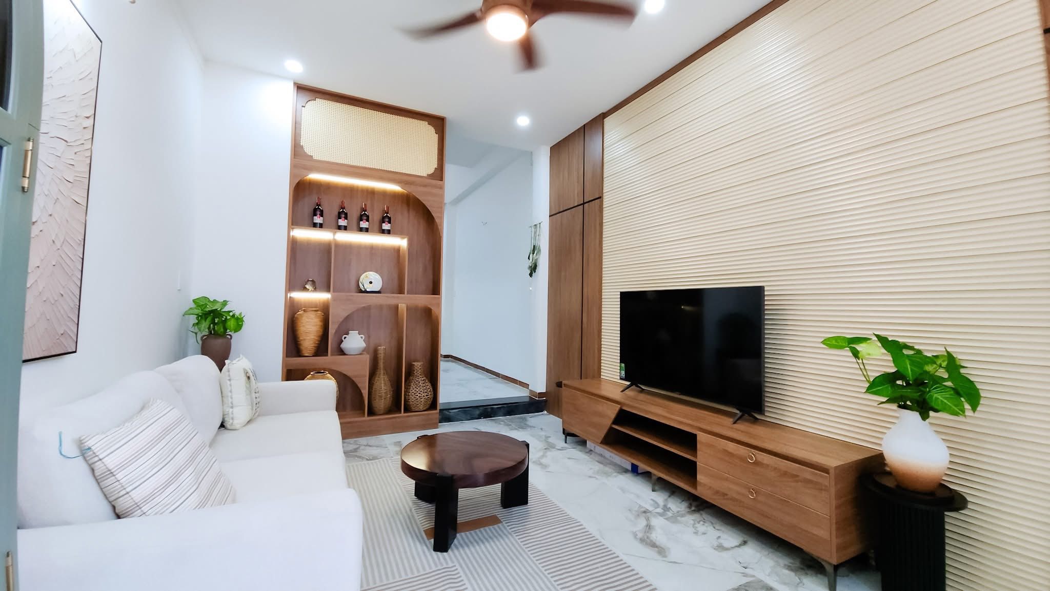 Bán nhà 3 lầu hiện đại, hẻm Nguyễn Kim, gần Ecopark, giá 2,7 tỷ