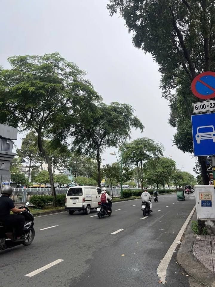 Nhà 3 tầng hẻm xe hơi 6m, sát mặt tiền Trường Sa, quận 3 - 42m2 - 4 phòng ngủ