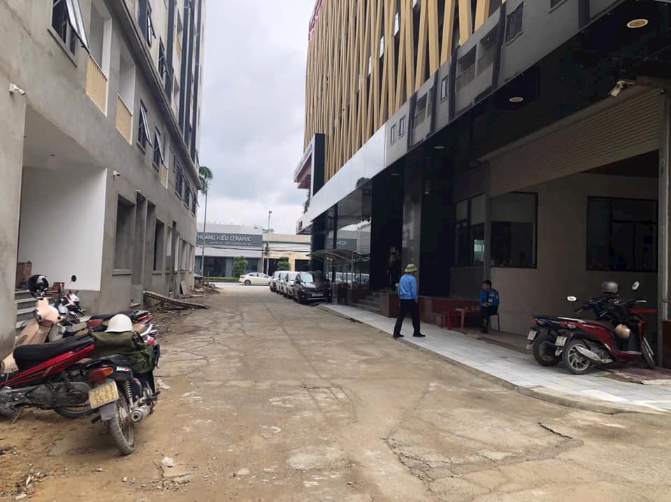 Chân đế góc xịn sò, mở tiệm gì cũng hút khách