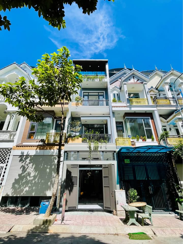 Nhà xinh 3 tầng full nội thất, Phú Hồng Thịnh 8, Thuận An, giá 5,4 tỷ