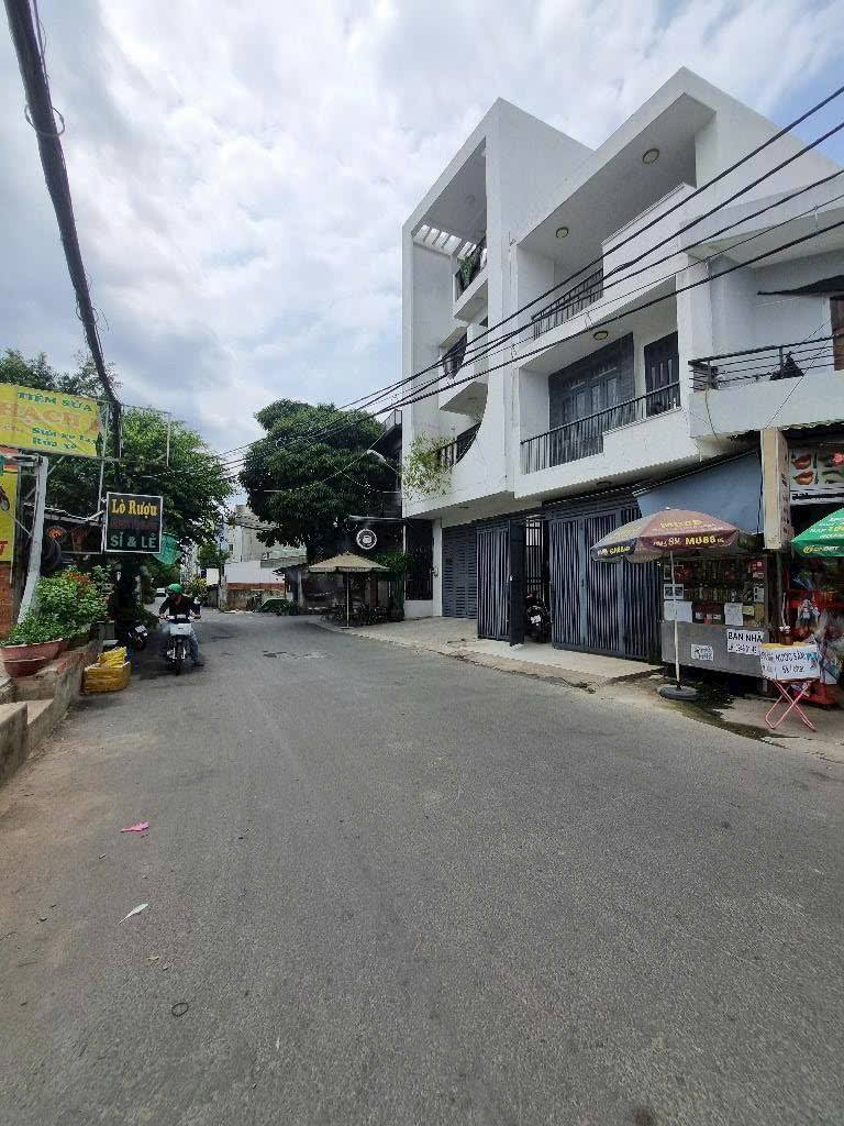 Nhà 3 tầng bê tông cốt thép, nở hậu, mặt hậu hẻm 8m vỉa hè, Gò Vấp