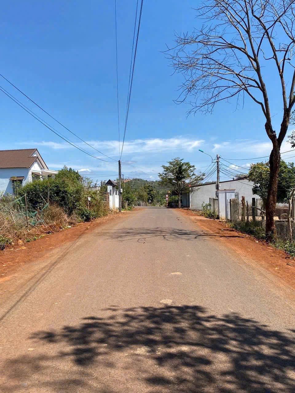 Chào bạn, chúng tôi đang có một lô đất liền kề cực kỳ hấp dẫn tại hẻm 19/5, thông ra đường Ea Kao