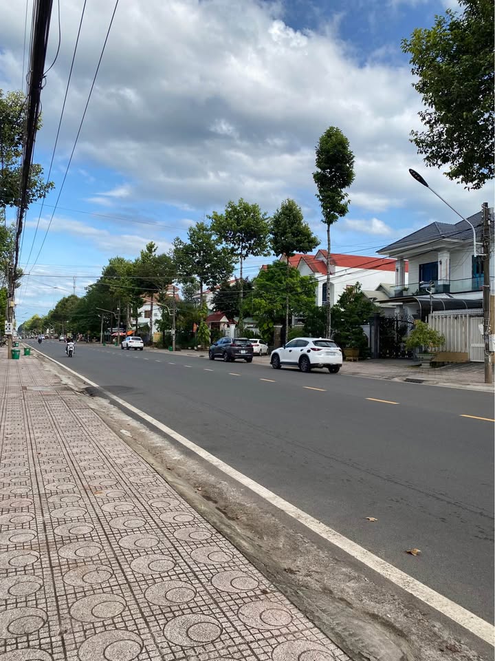 Mặt bằng kinh doanh đắc địa, mặt tiền rộng 13m đường Trần Hưng Đạo, Đồng Xoài