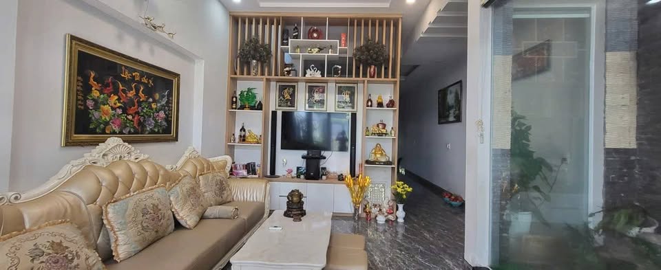 Bán gấp nhà 2 mặt tiền, sân đậu 2 xe hơi, giá rẻ bất ngờ 4,3 tỷ