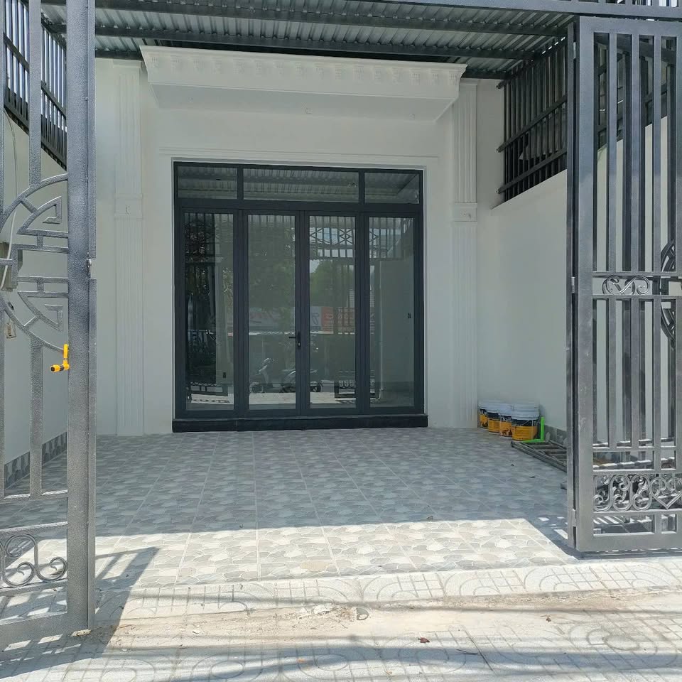 Bán nhà mặt tiền đường Lâm Quang Ký, ngay gần chợ, khu đô thị Phú Gia, Công an tỉnh, giá 2.79 tỷ