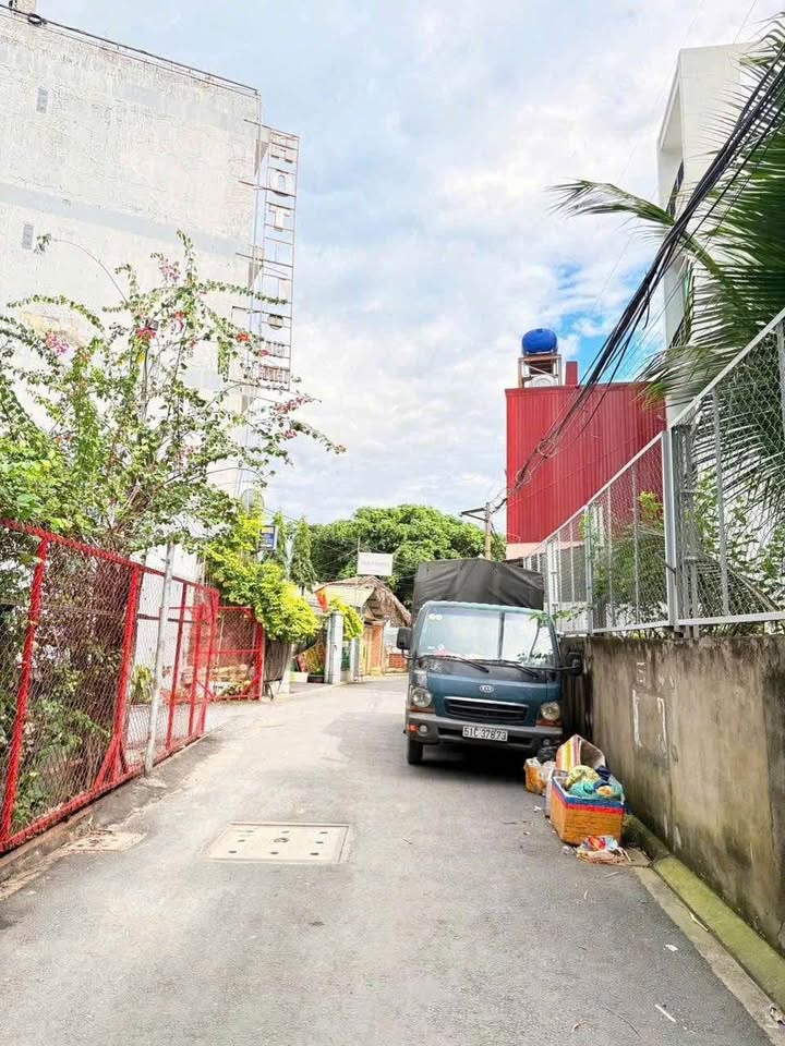 Nhà cấp 4 sạch sẽ, 2 phòng ngủ, 1 nhà vệ sinh tọa lạc tại đường Tô Ngọc Vân, phường Tam Phú, thành phố Hồ Chí Minh