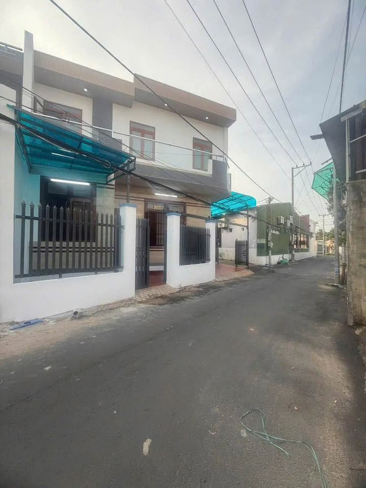 Bán nhà góc 2 mặt tiền, 92m2 thổ cư, gần biển Long Hải, giá 2,39 tỷ