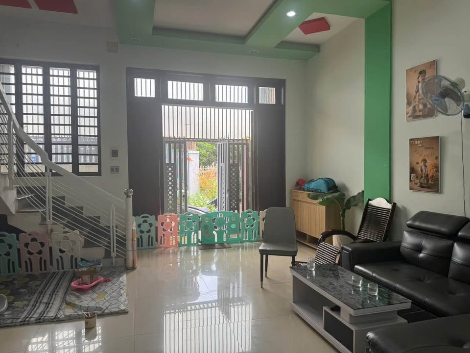 Bán nhà 1 trệt 1 lầu hẻm ô tô Nguyễn Hữu Thấu, hướng Đông Bắc