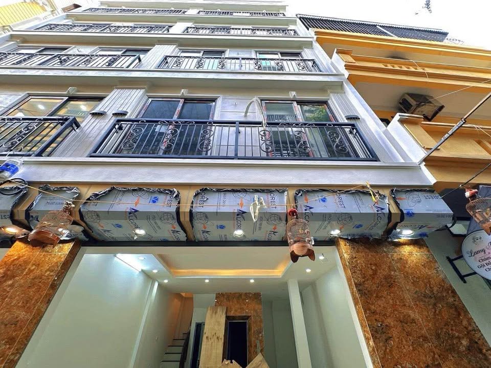 Bán nhà Hoàng Quốc Việt, kinh doanh, view hồ, gara ô tô, thang máy, 17 tỷ