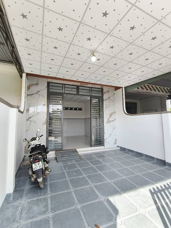 Nhà 990 triệu tại phường Long Hoa - Thoáng mát, gần chợ, sẵn sàng đón bạn