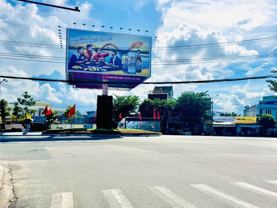 Nhà 3 tầng 5,5m x 29m, hướng Đông Nam, tại Nguyễn Văn Trỗi, Quảng Ngãi