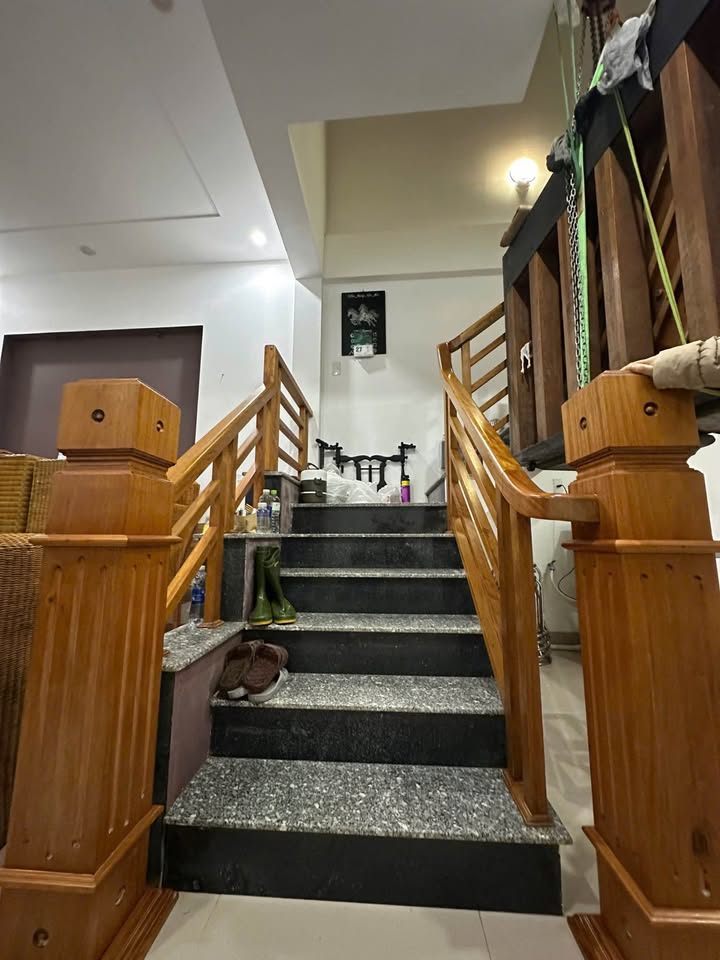 Bán nhà 2 tầng mặt tiền Nguyễn Phong Sắc, Huế, 112.75m2, 3 phòng ngủ, sổ hồng riêng