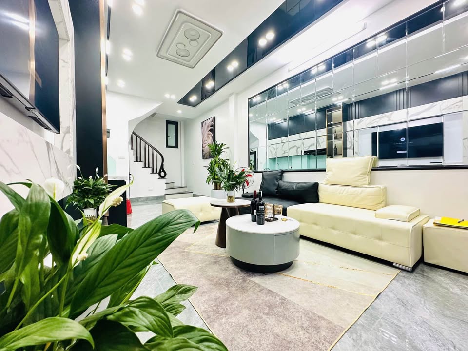 Nhà 35m² 5 tầng full nội thất, ngõ nông gần phố Võ Chí Công, Hà Nội