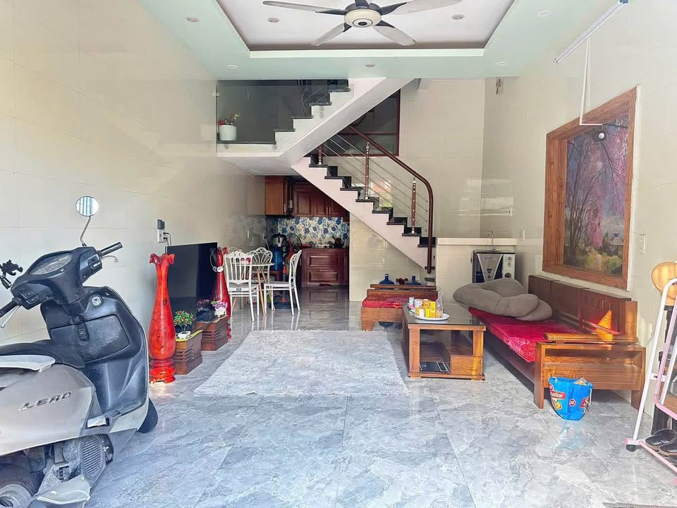 Bán nhà 3 tầng 40.7m2, mặt tiền 4.17m, nở hậu, hướng Đông tại An Thái, Hải Dương