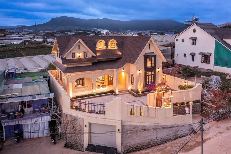 Chào mừng quý chủ nhân tương lai đến với căn biệt thự cổ điển độc đáo tại Phường 7, Đà Lạt