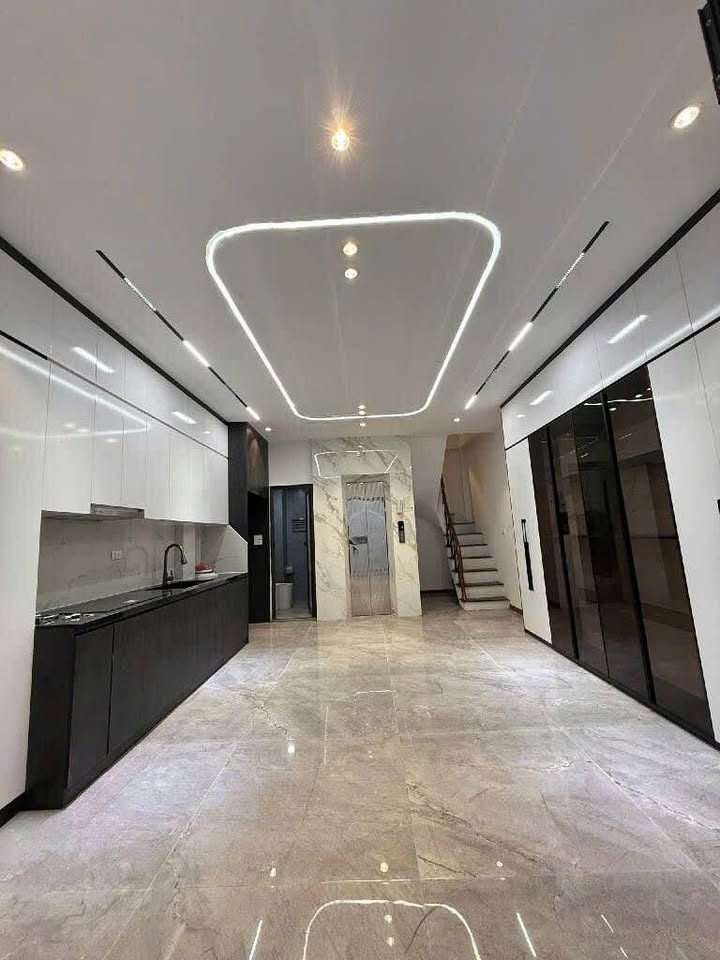 Nhà đẹp Cầu Giấy, thang máy xịn sò, nội thất nhập khẩu, giá yêu thương